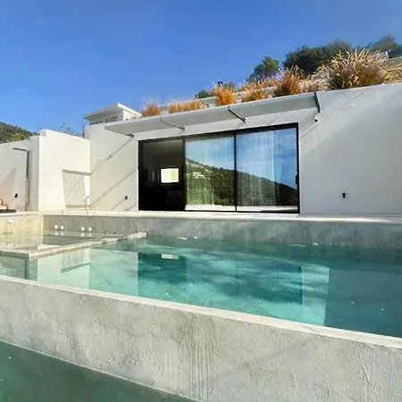 Sirocco Luxury & *